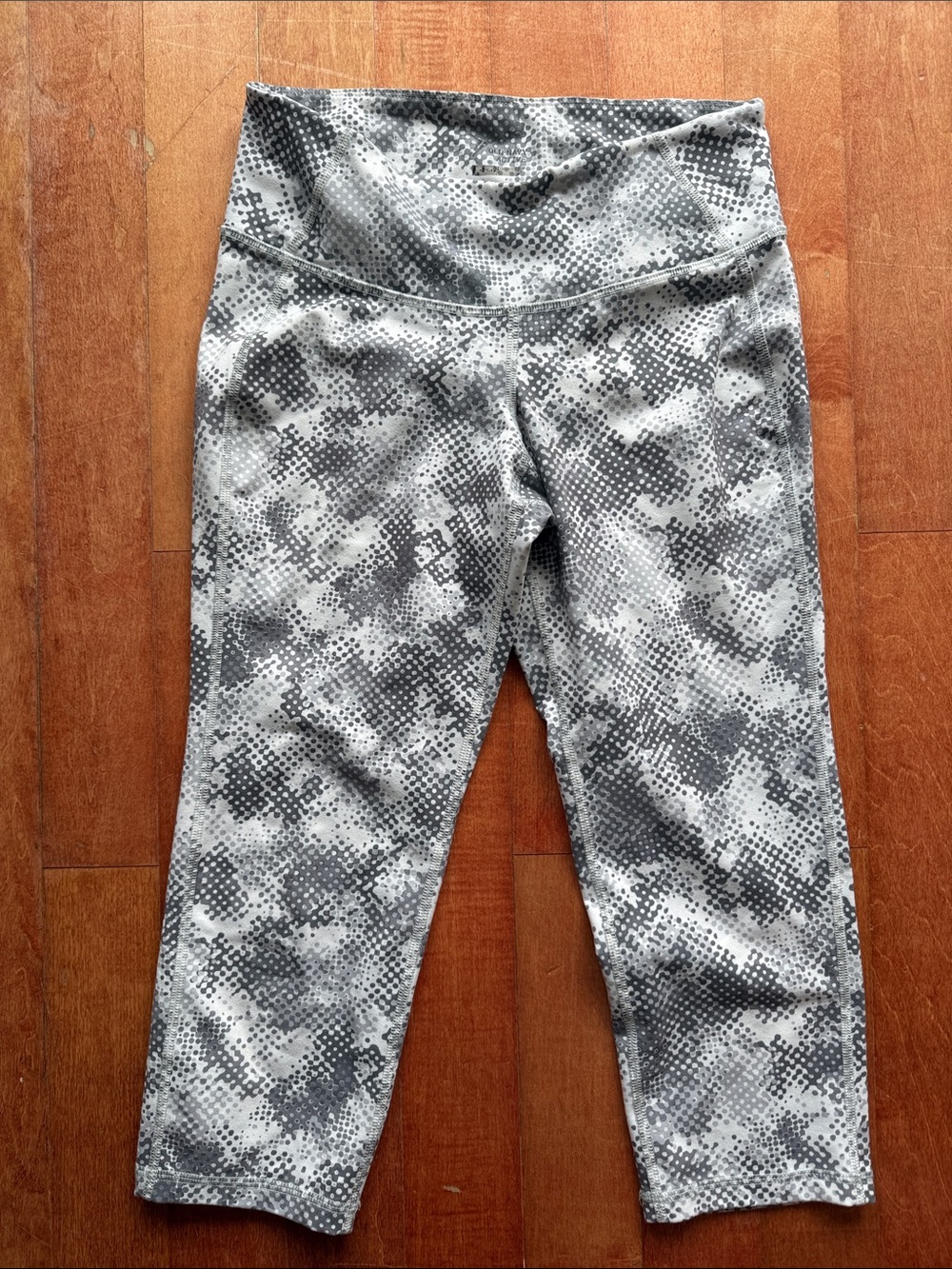 Old Navy Gray Patterned Go Dry Capri Leggings